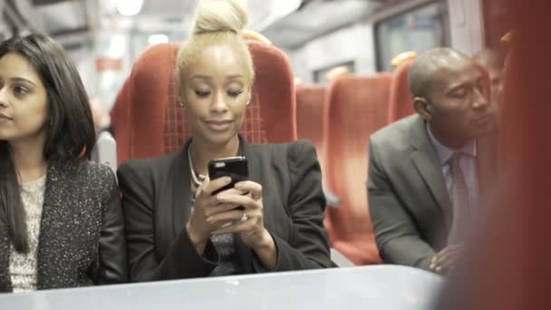 Vrolijke Zakenvrouw Smartphone Kijken Drukke Commuter Trein — Stockvideo