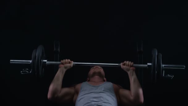 の筋肉男のウェイト トレーニング バーベルのベンチプレスをやって — ストック動画