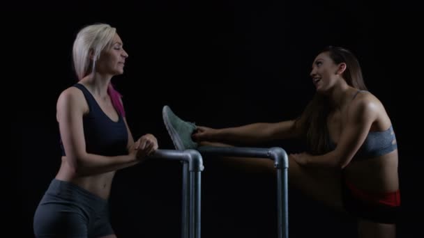 フィット若い女性一緒にワークアウトし 脚の筋肉を伸ばし — ストック動画