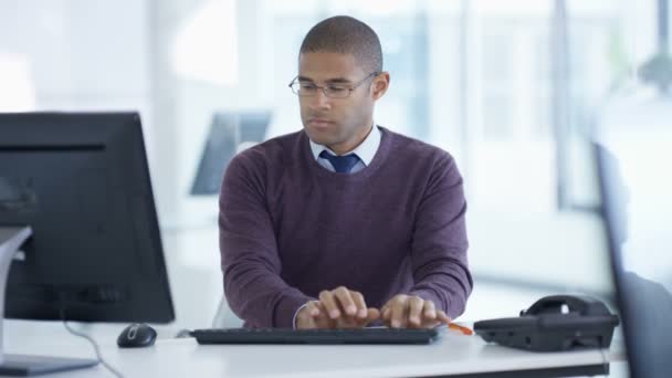 Empresario Trabajando Computadora Escritorio Oficina Moderna — Vídeos de Stock