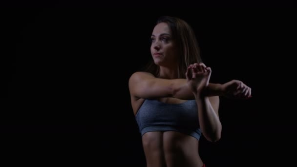 Fit Jeune Femme Avec Physique Athlétique Étirement Sur Fond Noir — Video