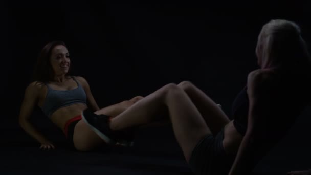 Duas Mulheres Aptas Trabalhar Juntas Fazendo Exercícios Para Fortalecer Músculos — Vídeo de Stock