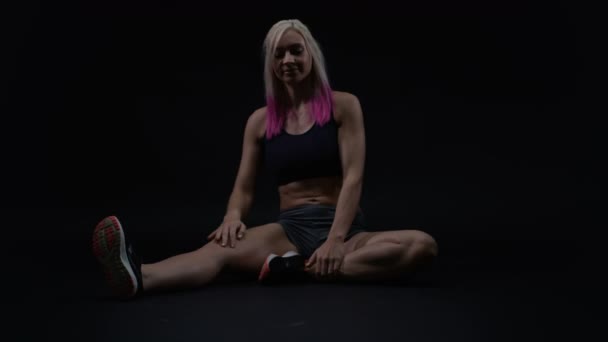 フィット若い女性のストレッチを行う運動 Physique で柔軟性を改善するために — ストック動画