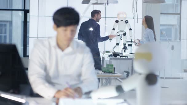 Ingénieur en électronique 4K travaillant sur la construction de robots 