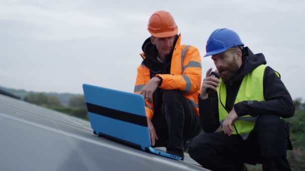 Tecnici Con Computer Portatile Che Controllano Pannelli All Installazione Energia — Video Stock