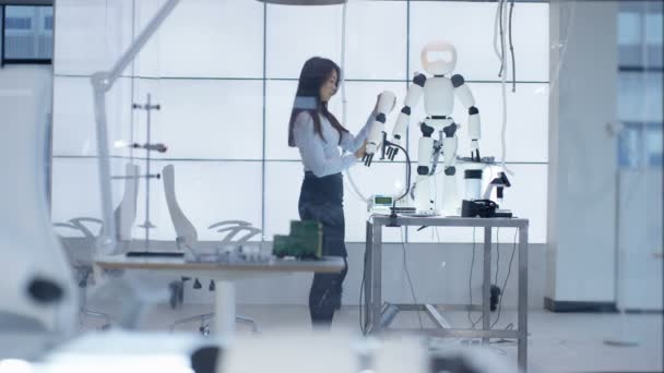 Technický Inženýr Pracující Výstavbě Automatizovaný Robot Moderní Laboratoře — Stock video