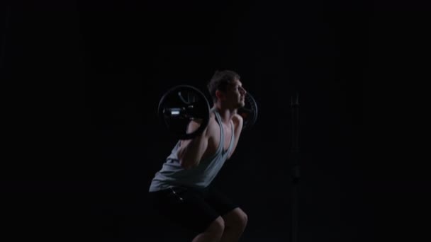 Muscular Hombre Entrenamiento Con Pesas Haciendo Sentadillas Con Barra — Vídeo de stock