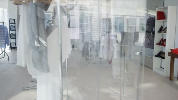 Allegro Shopping Coppia Insieme Guardando Vestiti Nel Negozio Abbigliamento Boutique — Video Stock