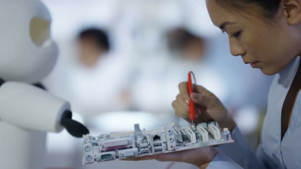 Equipo Diseño Técnico Que Trabaja Construcción Robots Laboratorio Moderno — Vídeos de Stock