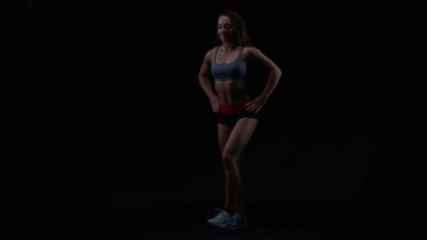 Fit Jeune Femme Avec Physique Athlétique Étirement Sur Fond Noir — Video