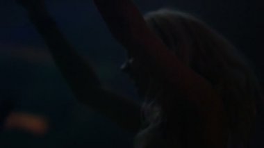 4 k video clubbing ve dinleme müzik dans sarışın kadın 