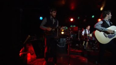 müzikal bant konser sahne alanı'nda 4 k video ağır çekim