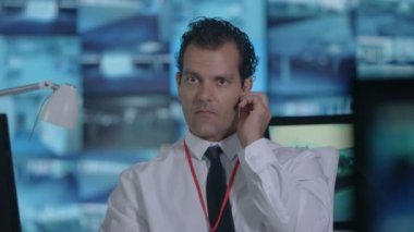 4 k güvenlik personeli ekranları izlemek ve gözlem kontrol odasında tartışıyor