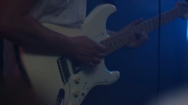 4k grup genç gece kulübü kalabalık için performans yaşamak, gitarda yakın çekim