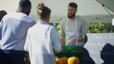 4 k neşeli adam satan taze meyve ve sebze müşterilere açık çiftçi Market