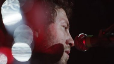 müzisyen adam şarkı canlı sahnede mikrofon, 4 k ağır çekim video