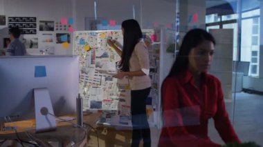 Yaratıcı tasarım ekibi modern ofis bir projede birlikte çalışma.
