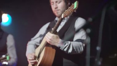 4 k video müzik grubu akustik gitar ve mandolin çalmaya erkekler gece kulübünde sahnede şarkı performans