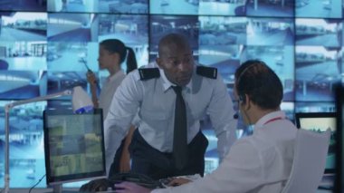 birden fazla Cctv video ekranlar sistem kontrol odasında izlerken 4 k güvenlik ekibi