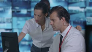 4 k güvenlik personeli ekranları izlemek ve gözlem kontrol odasında tartışıyor