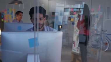 Yaratıcı tasarım ekibi modern ofis bir projede birlikte çalışma.