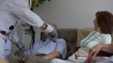 Davranış kötü bir şekilde, huzurevi sakinleri ilaç çalmak komik astronot.