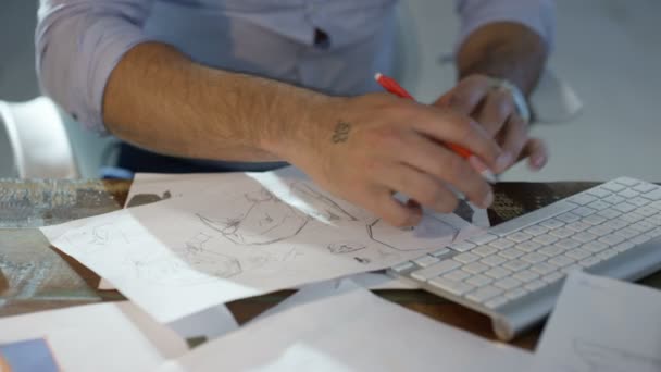 设计人员在项目 素描和计算机上工作 — 图库视频影像