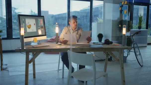 Diseñador Trabajando Hasta Tarde Oficina Trabajando Computadora Haciendo Llamadas Telefónicas — Vídeos de Stock