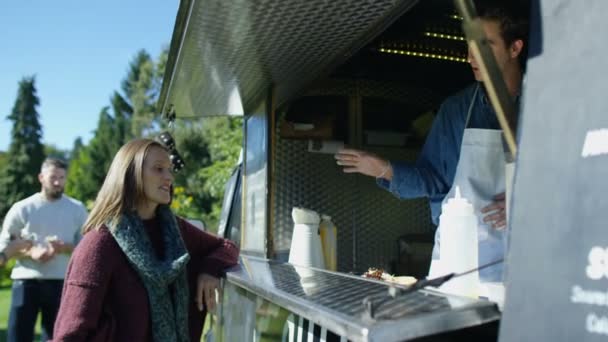 Веселый Продавец Продуктов Питания Фургоне Бургер Обслуживает Клиентов Общественном Мероприятии — стоковое видео