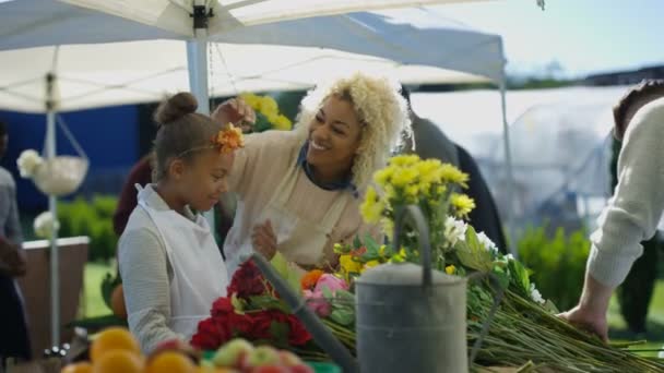 Mor Och Dotter Som Arbetar Ett Stall Jordbrukarna Marknaden — Stockvideo