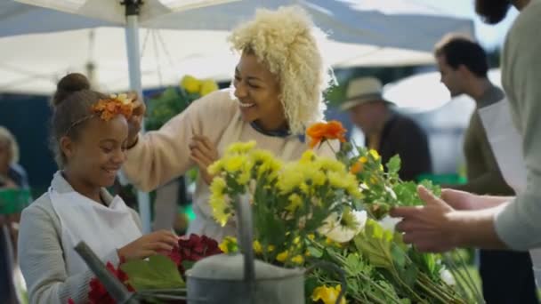 Mutter Und Tochter Arbeiten Einem Blumenstand Auf Dem Bauernmarkt — Stockvideo