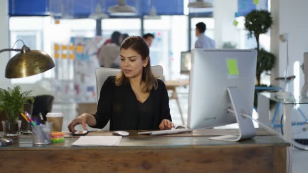 Ontwerper Praten Mobiele Telefoon Haar Bureau Met Collega Die Werken — Stockvideo