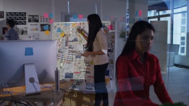 Kreativní Design Tým Spolupracující Projektu Moderní Kanceláři — Stock video
