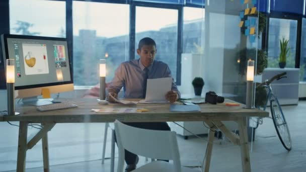 Designer Trabalhando Até Tarde Escritório Trabalhando Computador Fazendo Chamada Telefônica — Vídeo de Stock