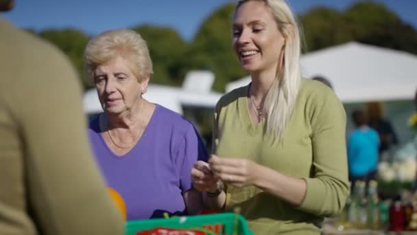 Vrolijke Klanten Winkelen Voor Verse Producten Boerenmarkt — Stockvideo