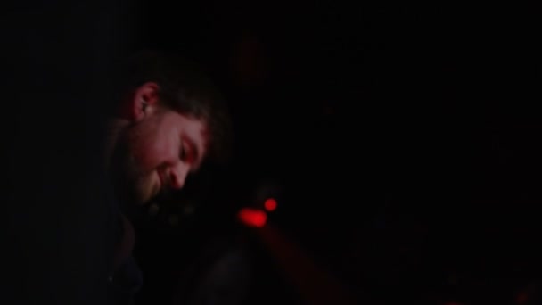 Mann Mit Mandoline Spielt Mit Band Live Auf Der Bühne — Stockvideo