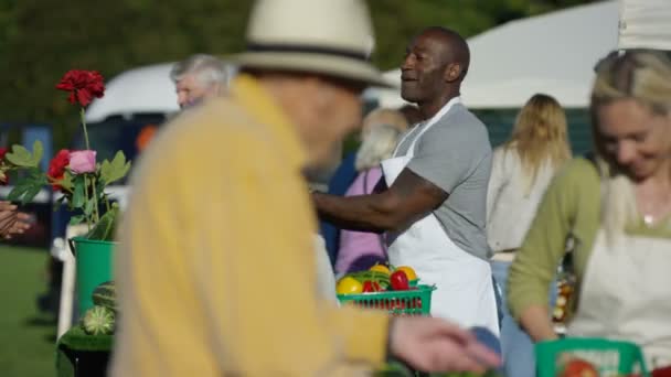 Człowiek Żonglerka Fruita Sprzedaży Świeżych Produkcji Klienci Rynku Rolników — Wideo stockowe