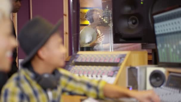 男性ボーカルのトラックをミキシングのレコーディング スタジオで プロチーム — ストック動画