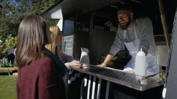 Gut Gelaunter Imbissverkäufer Burger Lieferwagen Bedient Kunden Bei Gemeinschaftsveranstaltung — Stockvideo