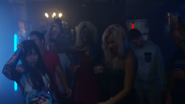 Pov Van Clubber Als Hij Kamer Voeren Nachtclub Met Mensen — Stockvideo