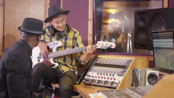Bir Parça Müzik Yapımcısı Ile Stüdyoda Kayıt Genç Rock Grubu — Stok video