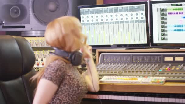Young Звукоинженер Студии Звукозаписи Помощью Ноутбука Микшерском Столе — стоковое видео