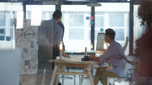 Équipe Conception Créative Dans Une Réunion Dans Bureau Verre Moderne — Video