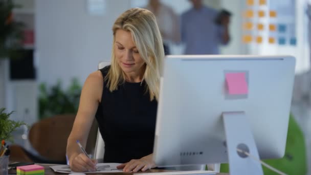 Mujer Negocios Caucásica Que Trabaja Computadora Oficina Moderna Con Colegas — Vídeo de stock