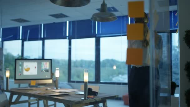 Tasarımcı Geç Saatlere Kadar Ofiste Bilgisayarda Çalışarak Telefon Görüşmesi — Stok video