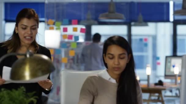 Jovem Empresária Trabalhando Sua Mesa Escritório Moderno Conversando Com Colega — Vídeo de Stock