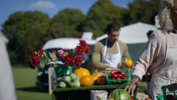 Venlige Stall Indehavere Sælger Friske Produkter Til Kunder Landmænd Markedet – Stock-video