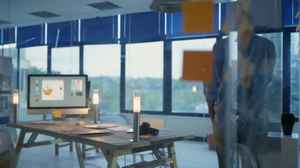 Designer Arbeitet Spät Büro Arbeitet Computer Und Telefoniert — Stockvideo