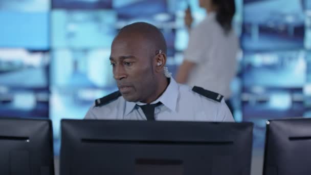 Surveillance Officer Kommunicera Headsetet Kontrollrummet — Stockvideo