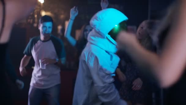 Lustiger Astronauten Breakdance Club Mit Einer Menge Zuschauer — Stockvideo